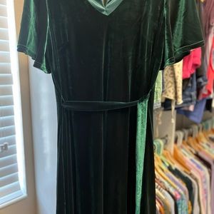 Reese velvet emerald revelry dress. Can be worn for maternity as well.